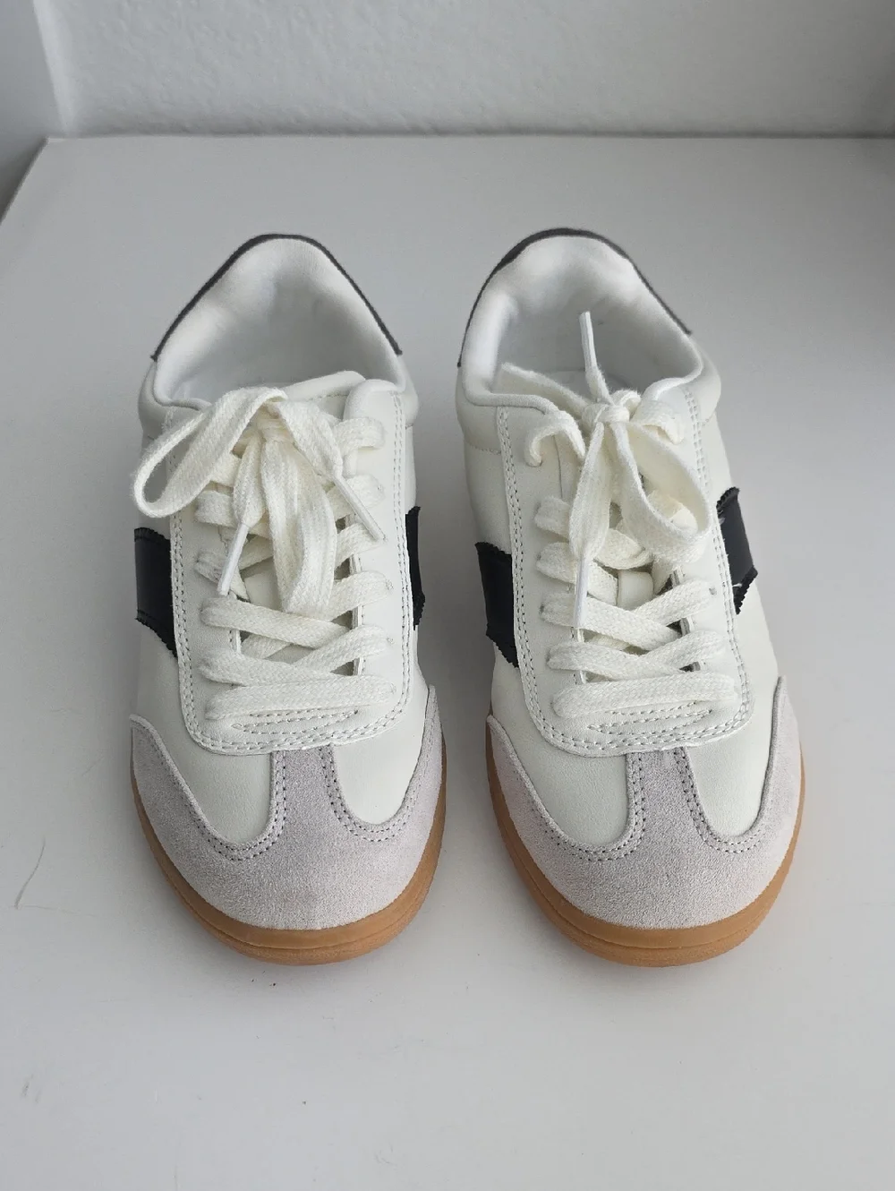 Universal Thread Cream and Black Retro-Style Sneakers with Gum Sole 6.5